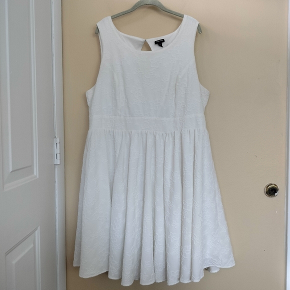Torrid White Textured Floral Fit Flare Sleeveless Dress 18 Wedding Vacation - Picture 3 of 13